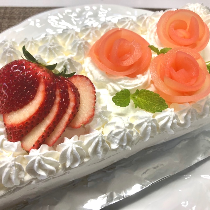 お祝いに❤️苺と白桃のデコレーションケーキ